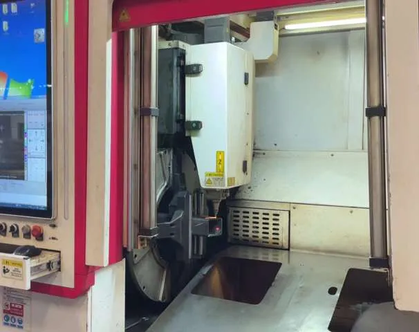 ليزر مقاطع بالتحكم الرقمي CNC