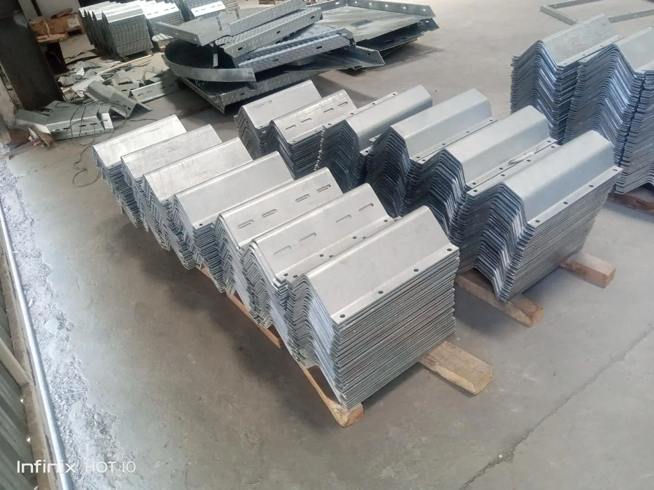 Tube connector preassemblies stacked on a pallet