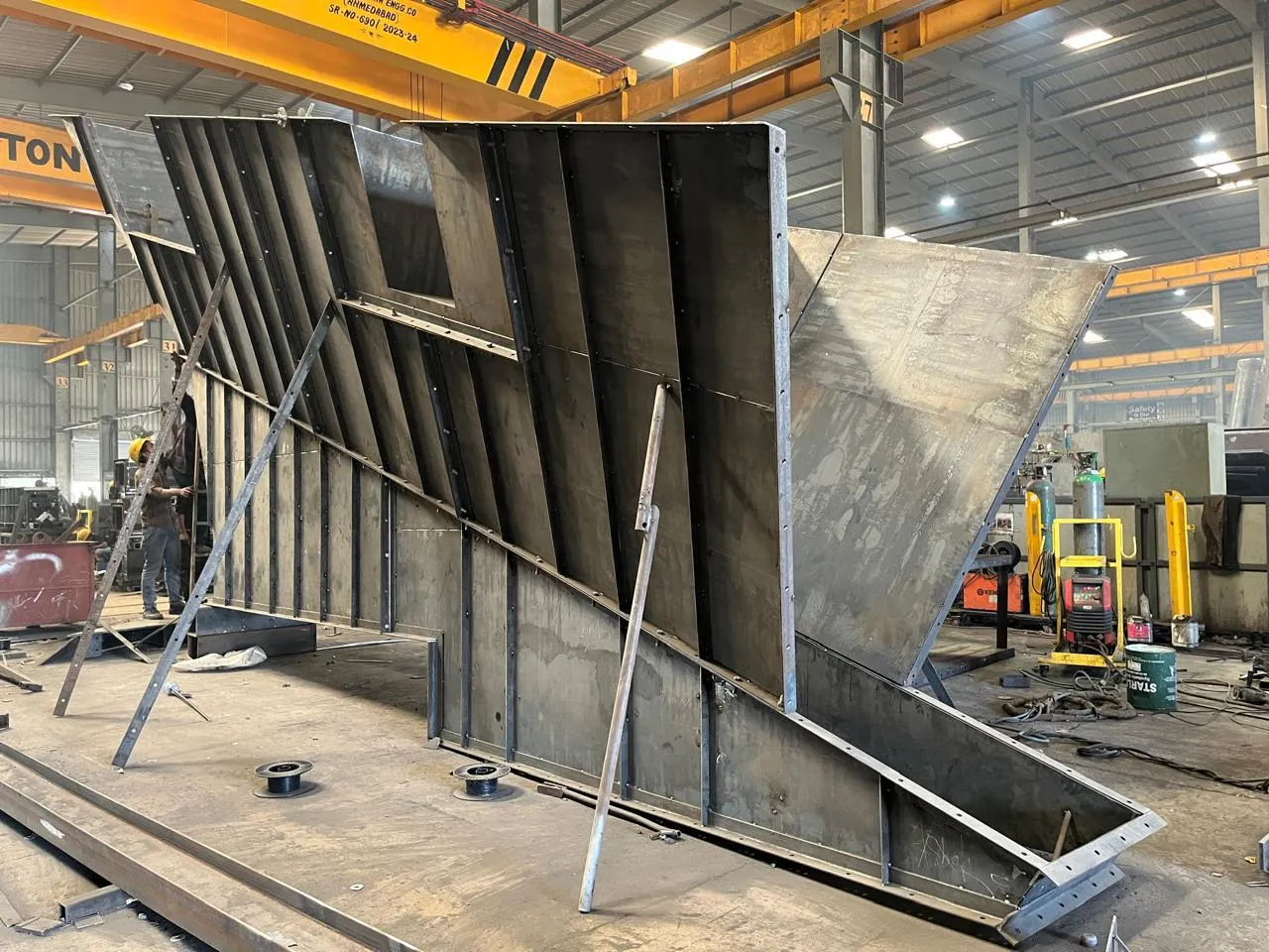 Discharge chute and feed hopper, recycling plant