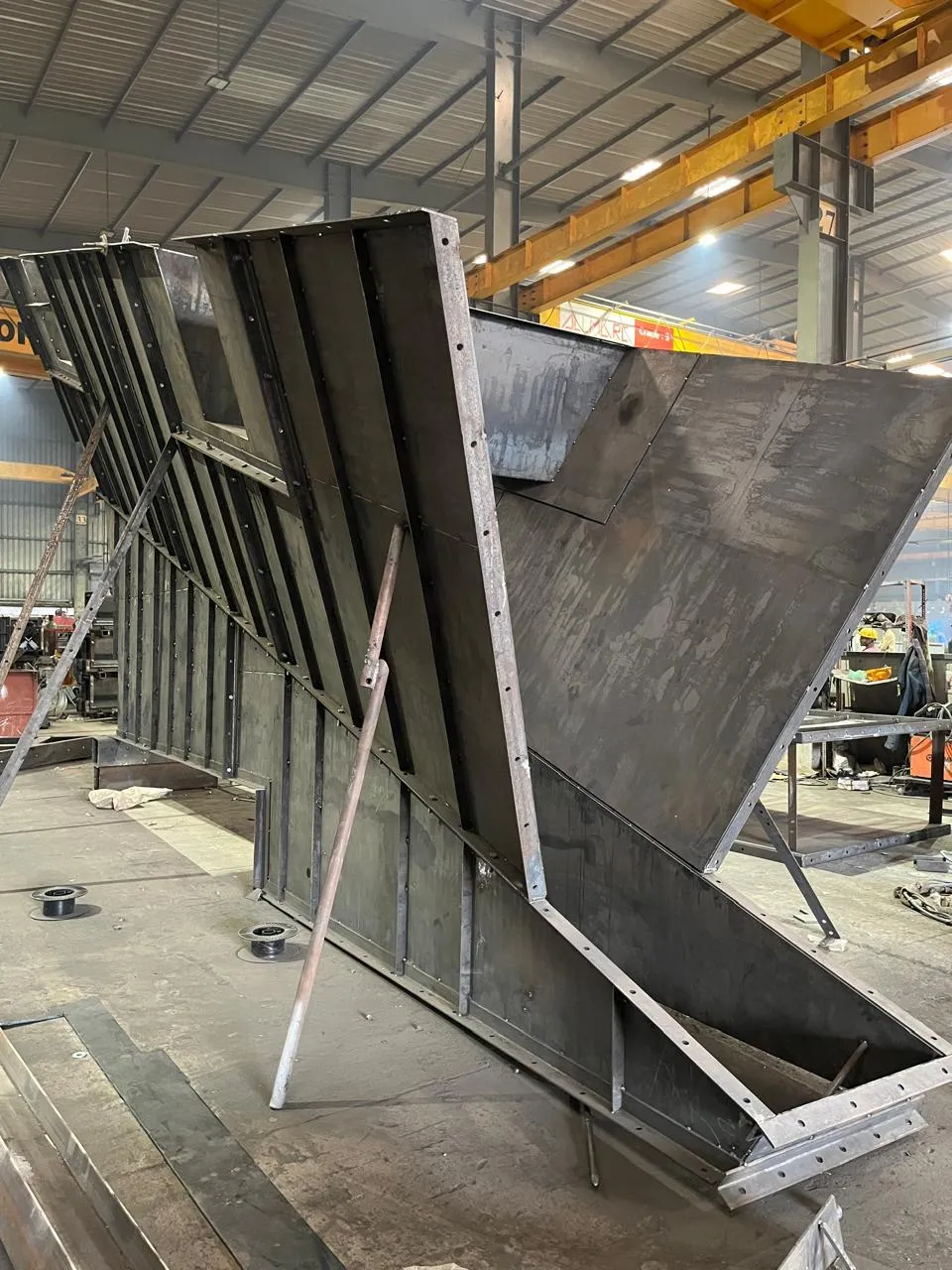 Discharge chute and feed hopper, recycling plant