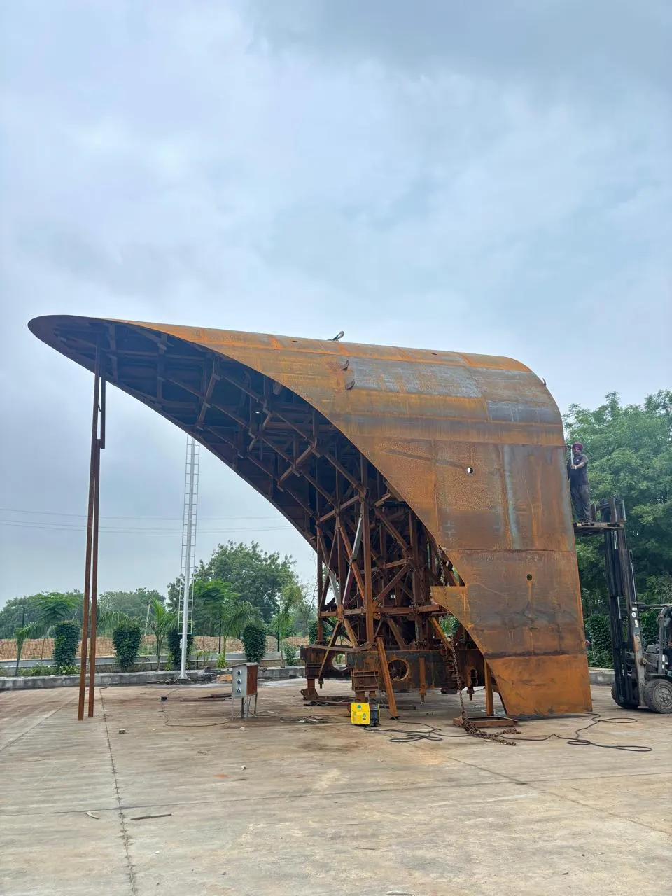 A 28 m steel dome for a house of worship in Kinshasa