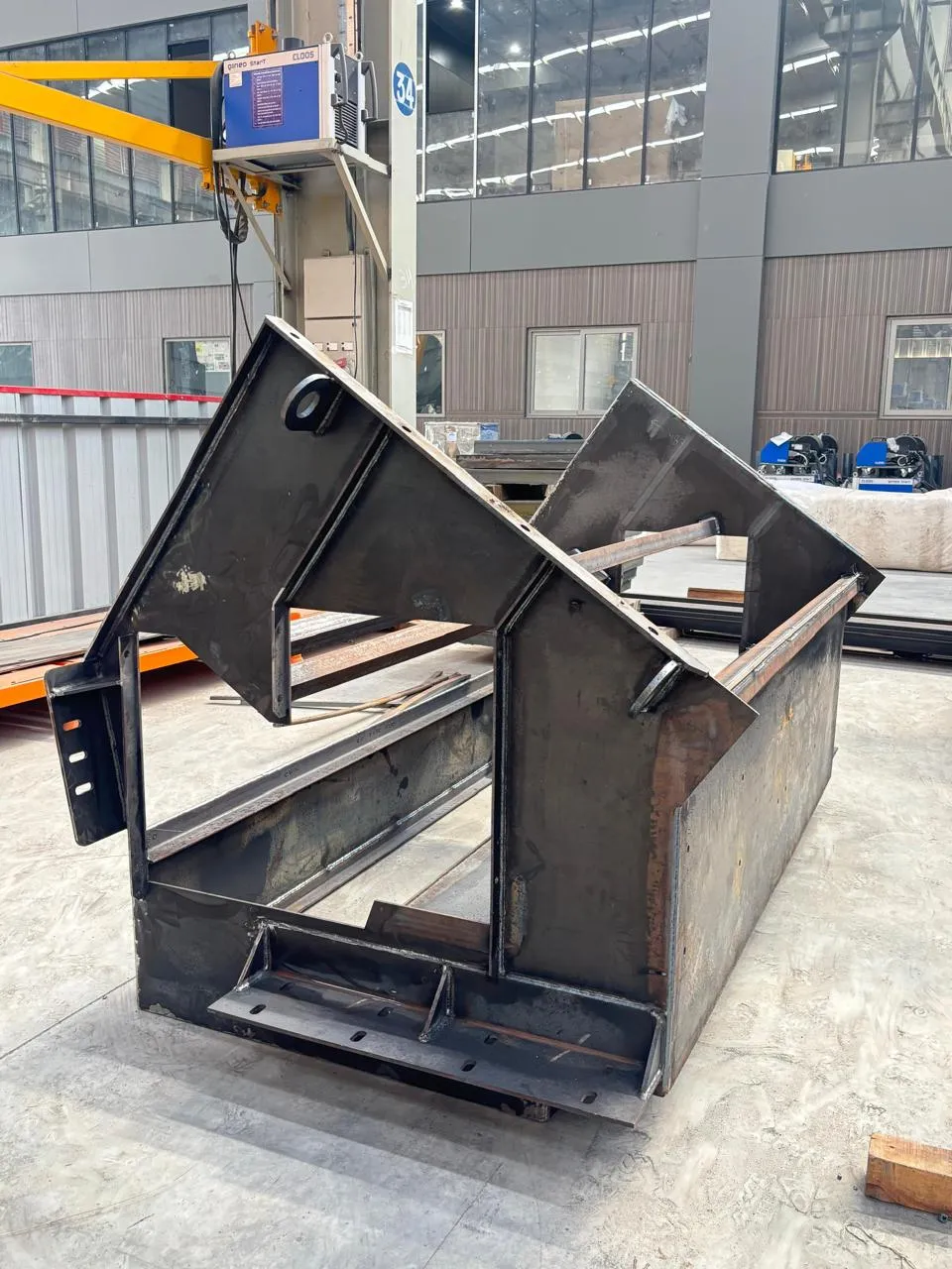 Discharge chute and feed hopper, recycling plant