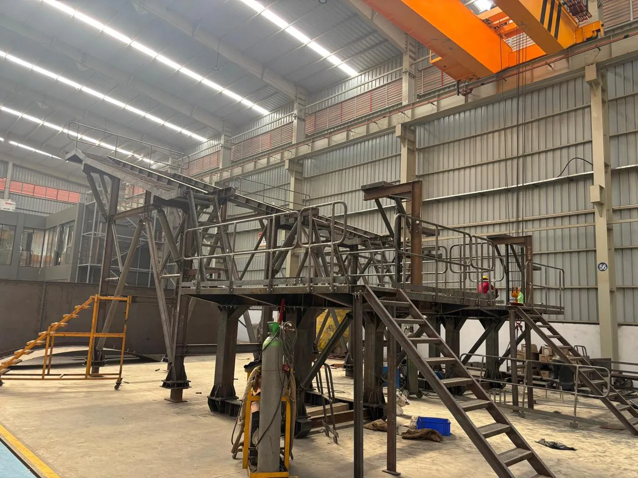 An access platform with stairs, assembled in the bay