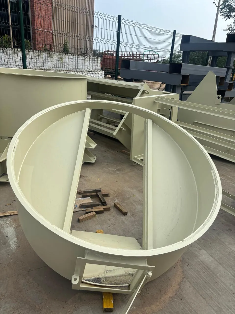Screen assembly and undersize chute, recycling plant