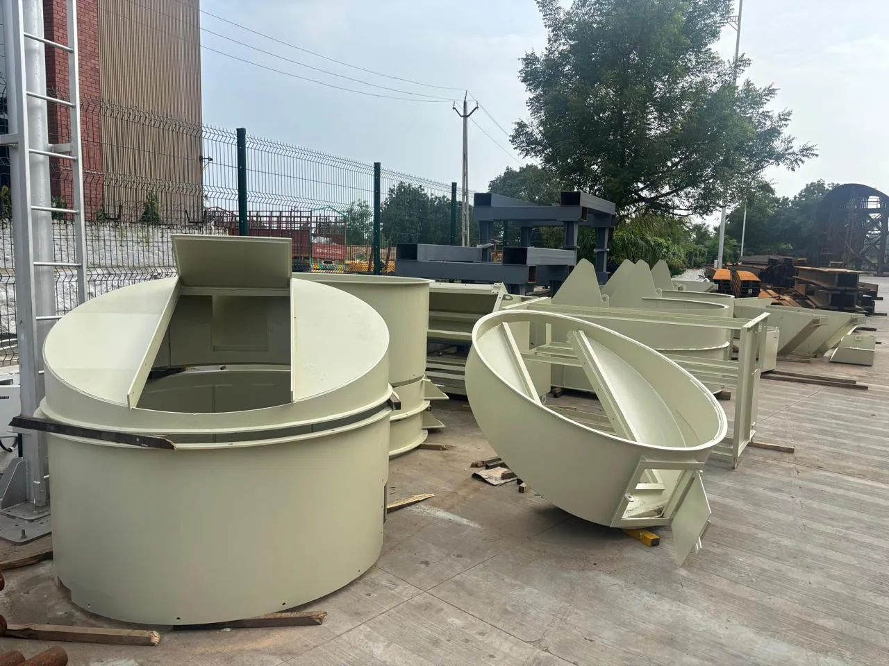 Screen assembly and undersize chute, recycling plant