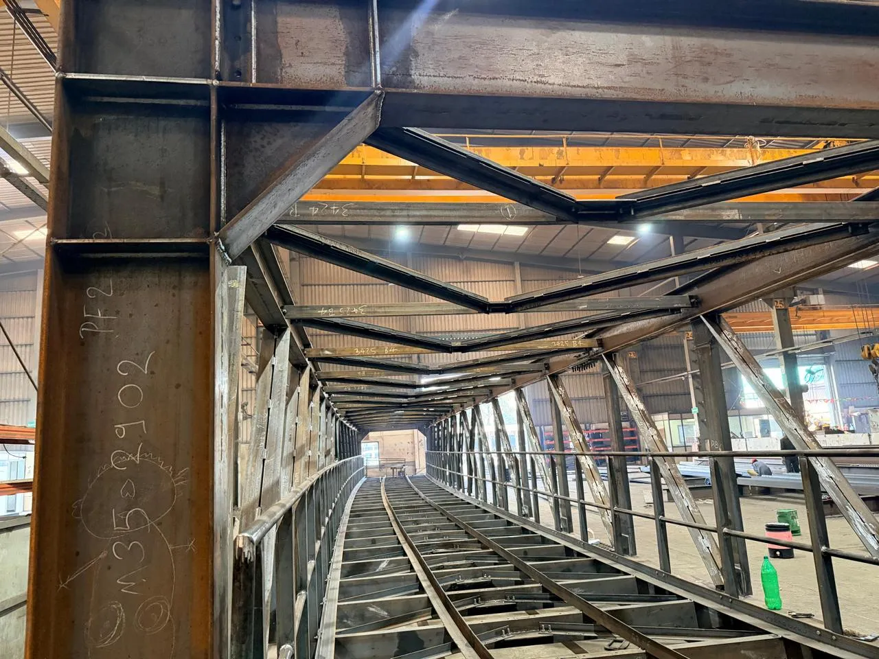 Curved pipe-conveyor galleries